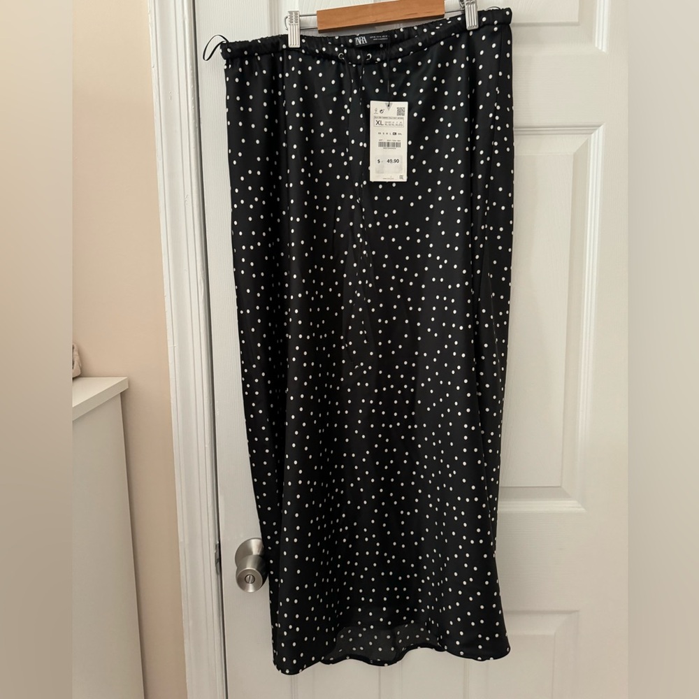 Zara maxi/midi skirt, NWT, size: XL, black and white dots.